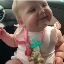 Αυτό το μωρό χορεύει με μία τηγανητή πατάτα στο χέρι και ταυτιζόμαστε απόλυτα μαζί του (video)