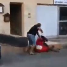 Ελεύθερος με όρους ο 43χρονος που ξυλοκόπησε τη γυναίκα με το μωρό στην αγκαλιά