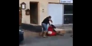 Ελεύθερος με όρους ο 43χρονος που ξυλοκόπησε τη γυναίκα με το μωρό στην αγκαλιά