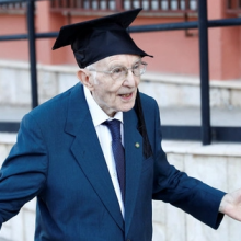 Προπάππους ετών 98 μόλις ολοκλήρωσε το Μάστερ του στην Ιστορία - "Η γνώση είναι ο θησαυρός μου"