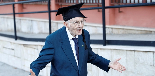 Προπάππους ετών 98 μόλις ολοκλήρωσε το Μάστερ του στην Ιστορία - "Η γνώση είναι ο θησαυρός μου"