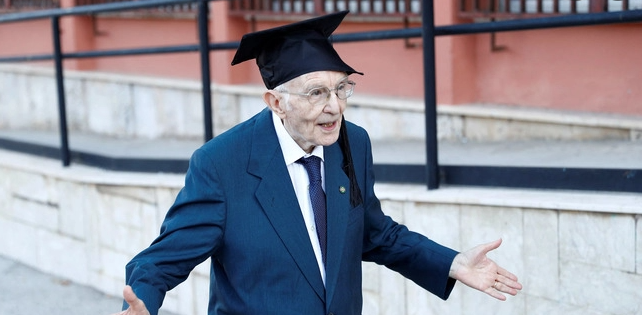 Προπάππους ετών 98 μόλις ολοκλήρωσε το Μάστερ του στην Ιστορία – “Η γνώση είναι ο θησαυρός μου”