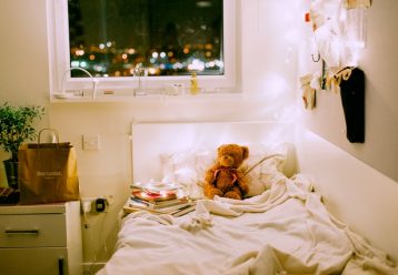 Είναι φυσιολογικό η έφηβη κόρη μου να κοιμάται ακόμα με τα αρκουδάκια της;
