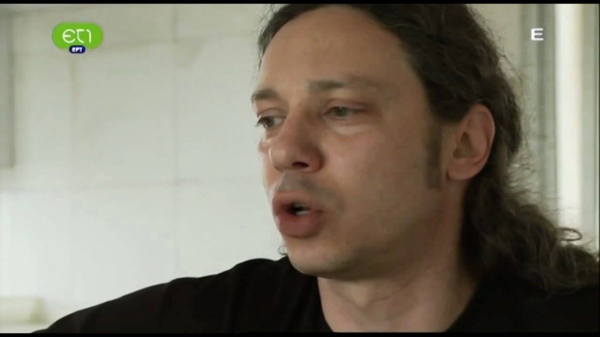 Αλκίνοος Ιωαννίδης: Ερμηνεύει ένα υπέροχο αυτοβιογραφικό τραγούδι μέσα από το άδειο πατρικό του στη Λευκωσία