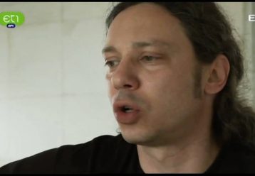 Αλκίνοος Ιωαννίδης: Ερμηνεύει ένα υπέροχο αυτοβιογραφικό τραγούδι μέσα από το άδειο πατρικό του στη Λευκωσία