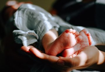 Καύσωνας: Πώς ελέγχουμε αν το μωρό μας ζεσταίνεται υπερβολικά;