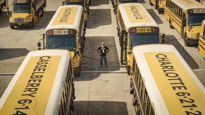 Δεκάδες άδεια σχολικά λεωφορεία διέσχισαν το Τέξας: Ο λόγος θα σας συγκλονίσει...
