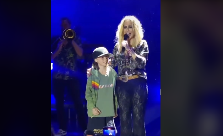 Η Άννα Βίσση τραγουδά το «Δώδεκα» στη σκηνή μαζί με τον εγγονό της (video)