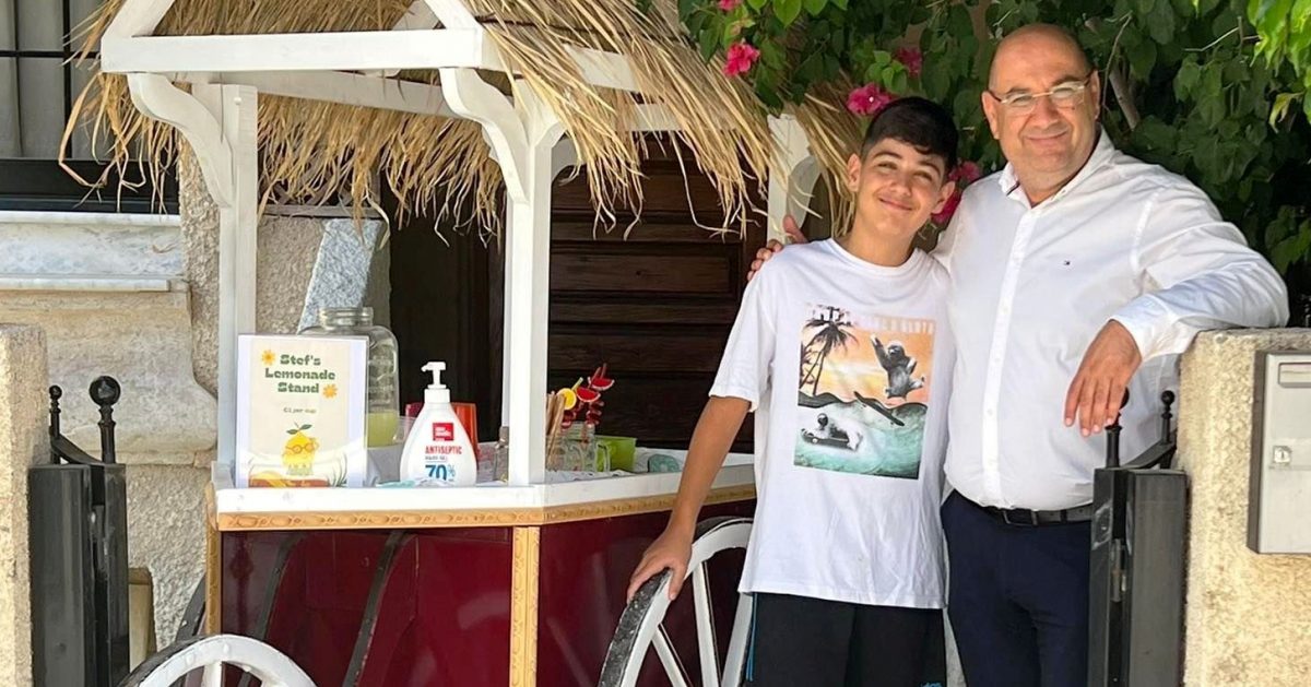 Ο 12χρονος Στέφανος πουλάει λεμονάδα και συγκεντρώνει χρήματα για φιλανθρωπία - Έπαινοι από τον Δήμαρχο Λάρνακας