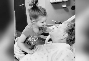 Γιαγιά φιλά την τρισέγγονή της δύο μέρες πριν φύγει από τη ζωή