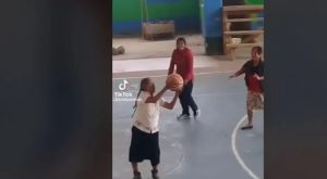 Σούπερ γιαγιά σκοράρει σαν τον Τζόρνταν και ο τρελαίνει κόσμο (βίντεο)