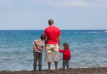"Η επιστροφή από τις διακοπές είναι άχαρη, ειδικά όταν έχεις να επιστρέψεις και τα παιδιά σου": Ένας χωρισμένος μπαμπάς εξομολογείται