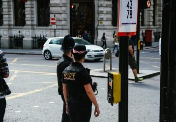 Σάλος στη Βρετανία: Αστυνομικοί γδύνουν παιδιά για σωματικούς ελέγχους!