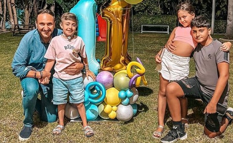 Ο Kωνσταντίνος Κωνσταντίνου με τα παιδιά του στα γενέθλια του μικρού μαχητή Λάμπρου Καλλένου (φωτος)