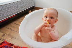 Γιατί τα μωρά βάζουν τα πάντα στο στόμα τους μέχρι τα 2 έτη;