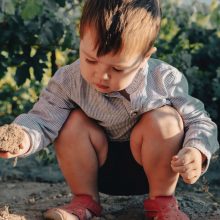 Τα οφέλη του να τρώνε τα παιδιά μας... χώμα: Η παιδίατρος εξηγεί και συμβουλεύει