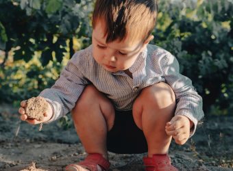 Τα οφέλη του να τρώνε τα παιδιά μας... χώμα: Η παιδίατρος εξηγεί και συμβουλεύει