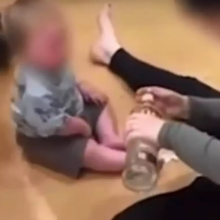 Αδιανόητοι γονείς έδωσαν σφηνάκια βότκα στο λίγων μηνών μωρό τους