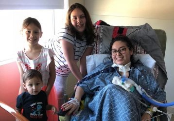Έπειτα από έναν ολόκληρο χρόνο νοσηλείας με Covid-19 αυτή η μαμά συναντά ξανά τα 3 παιδιά της