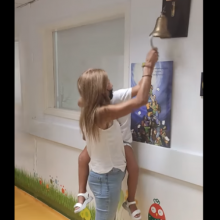 Η Ναυσικά νικά τον καρκίνο και χτυπά δυνατά το καμπανάκι της ζωής! (video)