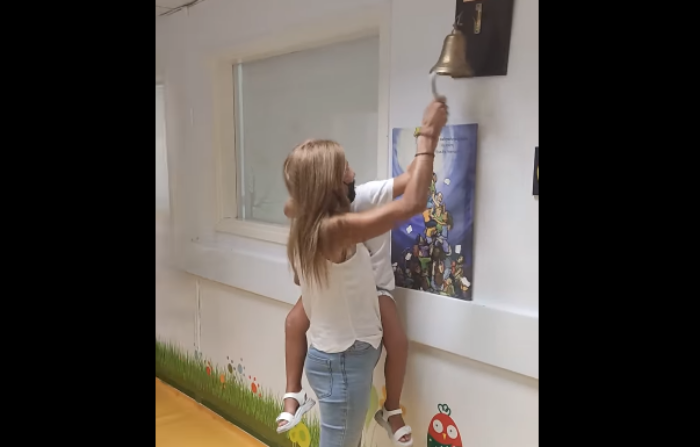 Η Ναυσικά νικά τον καρκίνο και χτυπά δυνατά το καμπανάκι της ζωής! (video)