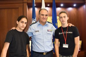 Χίλια μπράβο στους δύο έφηβους που παρέδωσαν πορτοφόλι με μεγάλο χρηματικό ποσό στην Αστυνομία!