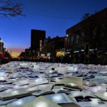 Γιατί ο δρόμος αυτής της ολλανδικής πόλης γέμισε με χιλιάδες βιβλία που φωτίζουν;