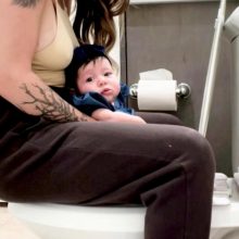 Ξεκίνησε την εκπαίδευση τουαλέτας στο μόλις ...8 εβδομάδων μωρό της!