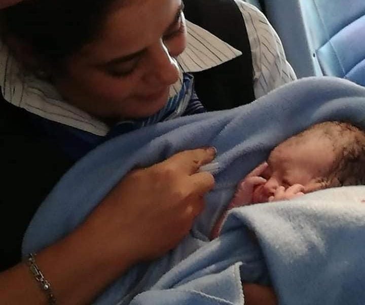 Μωρό που γεννήθηκε κατά την διάρκεια πτήσης λαμβάνει δωρεάν αεροπορικά για μια ζωή!