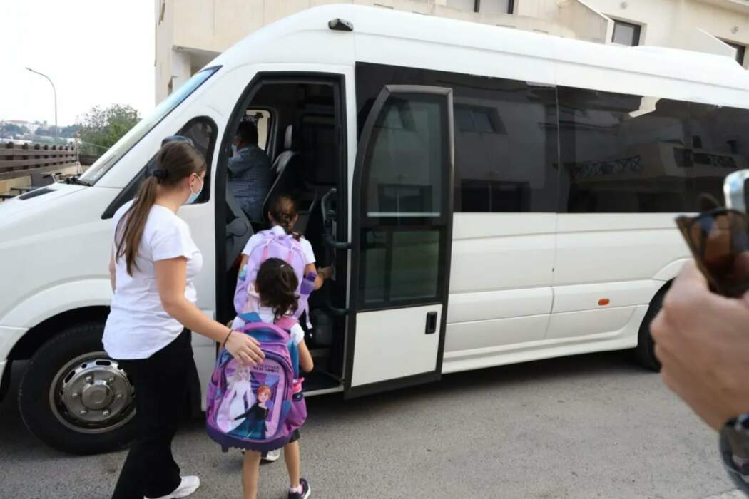 Από την πόρτα του σπιτιού τους, στο σχολείο: Ξεκίνησε το «Door to Door» για τη μεταφορά των μαθητών