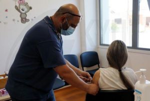 Εμβόλιο κατά της COVID-19: Ενισχυτική/4η δόση σε νεώτερες ηλικίες από σήμερα
