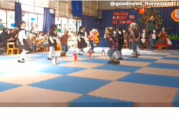 Video: Μπαμπάς βλέπει την κορούλα του χωρίς «παρτενέρ» στη σχολική γιορτή και κάνει κάτι πολύ συγκινητικό