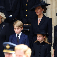 H τρυφερή στιγμή που η Κέιτ παρηγορεί τον πρίγκιπα Τζορτζ στην κηδεία της βασίλισσας Ελισάβετ (εικόνα)