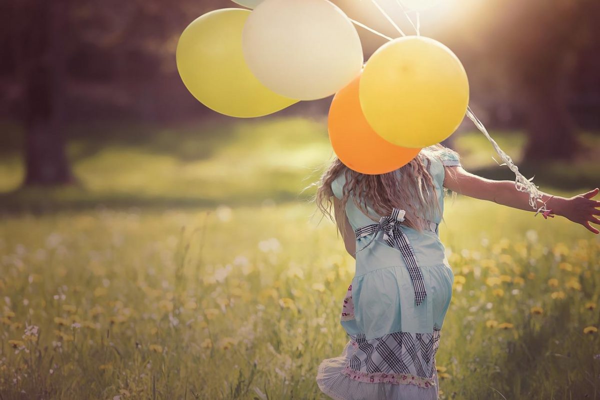 Ποιο παιδί δεν παθαίνει έκσταση στη θέα ενός μπαλονιού ; Τα φανταχτερά χρώματά τους, τα σχέδια και ο τρόπος με τον οποίο πετά στον αέρα τα ξετρελαίνει