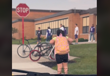 Video που συγκινεί: Μαθητές Γυμνασίου χαιρετούν κάθε πρωί τρυφερά μαθήτρια με Σύνδρομο Down