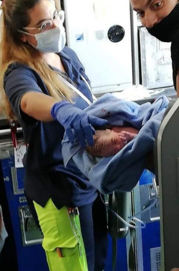 Γεννήθηκε κατά την διάρκεια πτήσης και θα έχει δωρεάν εισιτήρια πάντα