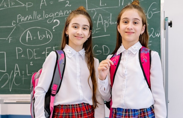 Δίδυμα στο σχολείο: Να φοιτούν στο ίδιο τμήμα ή να χωρίζονται;