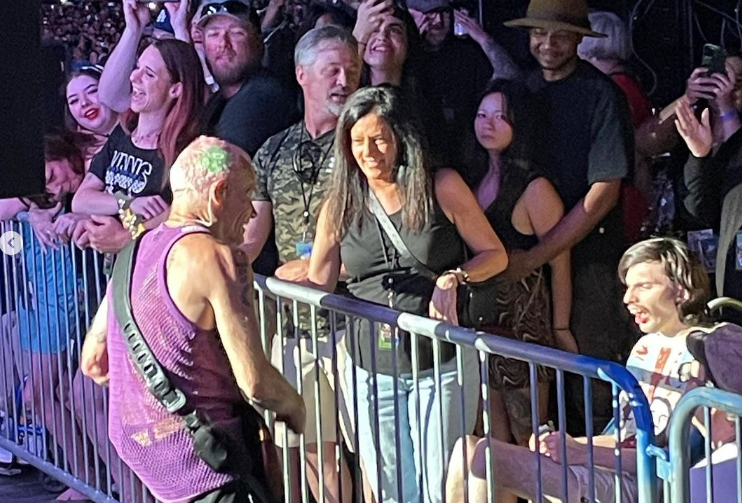Red Hot Chili Peppers: Τα “έδωσαν όλα” επί σκηνής για παιδί με αυτισμό και εγκεφαλική παράλυση