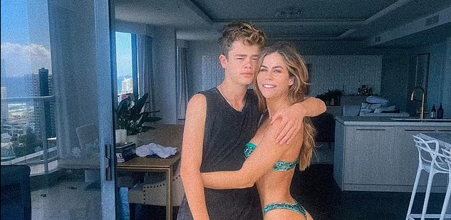 Σάλος με την 33χρονη influencer που φωτογραφήθηκε φορώντας στρινγκ με τον έφηβο γιο της -Πώς αποστόμωσε τους πάντες η ίδια