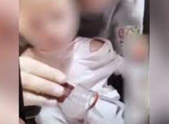 Οργή για βίντεο που δίνουν σφηνάκι βότκας σε μωρό και ξεκαρδίζονται στα γέλια (video)