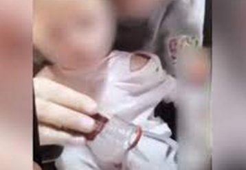 Οργή για βίντεο που δίνουν σφηνάκι βότκας σε μωρό και ξεκαρδίζονται στα γέλια (video)