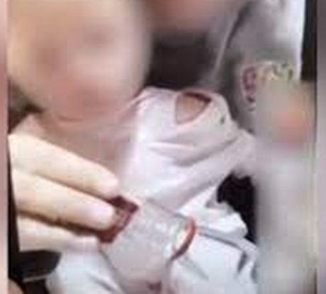 Οργή για βίντεο που δίνουν σφηνάκι βότκας σε μωρό και ξεκαρδίζονται στα γέλια (video)