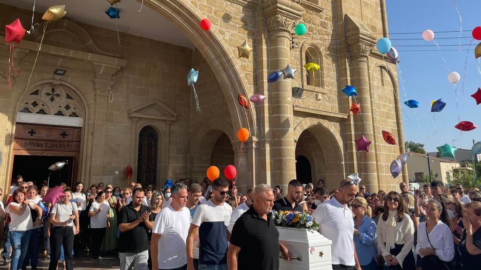 Πολύχρωμα μπαλόνια και λευκά ρούχα για τον μικρό Λάμπρο: Σπαραγμός στο τελευταίο αντίο