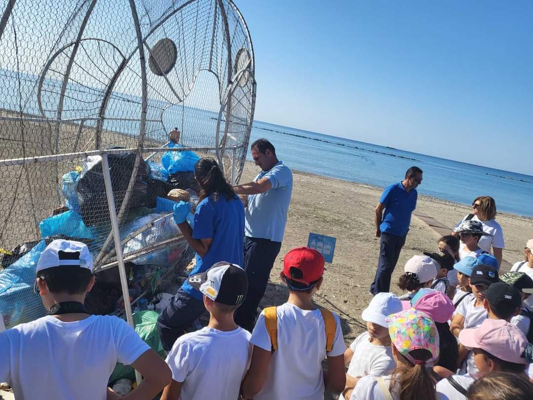 Μαθητές του Σχολείου Γεροσκήπου καθάρισαν την παραλία τους σε συνεργασία με τον Δήμο και την ΑΚΤΗ