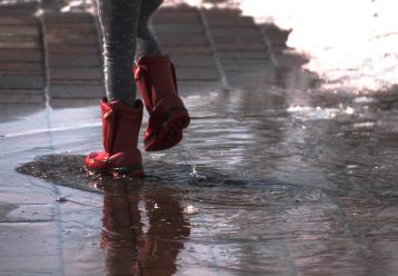 Παιδιά χρειάζονται χειμωνιάτικα ρούχα, ομπρέλες και παπούτσια: Πηγαίνοέρχονται στο σχολείο βρεγμένα