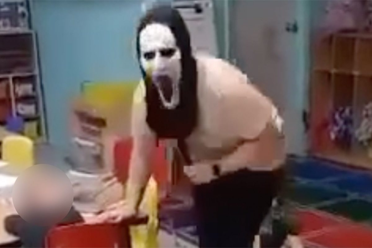 Νηπιαγωγείο του τρόμου: Δίωξη στη δασκάλα με τη μάσκα Scream – Πώς απολογήθηκε η ίδια (video)