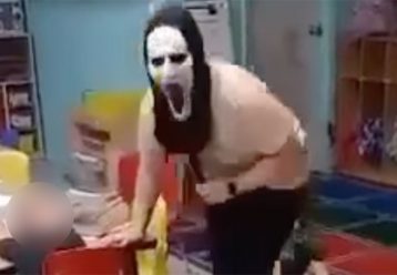 Νηπιαγωγείο το τρόμου: Δίωξη στη δασκάλα με τη μάσκα Scream - Πώς απολογήθηκε η ίδια (video)