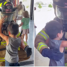 Συγκινεί τυφλός πιτσιρικάς που λατρεύει τους πυροσβέστες τους ψηλαφίζει για πρώτη φορά (εικόνες και video)