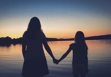 "Μαμά, τι σημαίνει βιασμός;": Η ψυχολόγος εξηγεί πώς απαντάμε στο παιδί