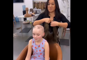 Το χαμόγελο αυτού του κοριτσιού που δοκιμάζει την περούκα του είναι ό,τι ωραιότερο θα δείτε σήμερα (video)